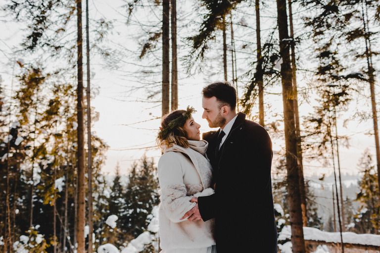 Asia I Grzesiek - Zimowa Sesja Ślubna 63 Bieszczady, chodnik koronami, chodnik koronami drzew, chodnik korunami stromov, Fotograf ślubny, fotograf ślubny Kraków, Fotograf śluby Warszawa, fotografia ślubna bochnia, fotografia ślubna kraków, oryginalny plener ślubny, plener ślubny, Robert Bereta, ścieżka koronami drzew, Sesja, sesja ślubna, Sesja w górach, sesja w tatrach, sesja w zimie, szlak koronami drzew, słowacja, Tatry, wedding session, wesele, zdjęcia rustykalne, zdjęcia ślubne, zimowa sesja ślubna